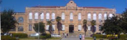 Vista frontal del Hospital desde sus jardines.